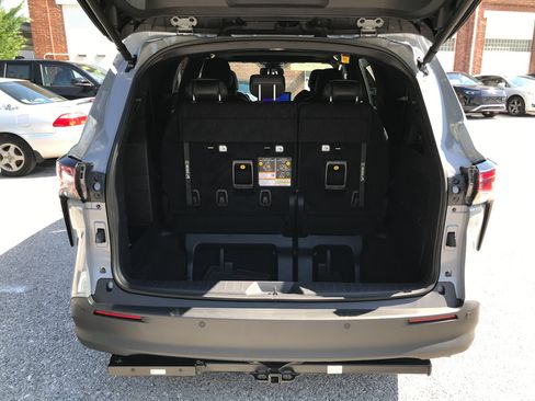 Certified 2025 Toyota Sienna XLE Woodland Edition AWD/4WD image 27