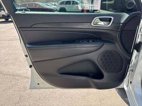 Used 2019 Jeep Grand Cherokee Altitude AWD/4WD image 15