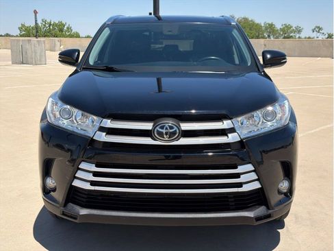 Used 2019 Toyota Highlander XLE AWD/4WD image 2