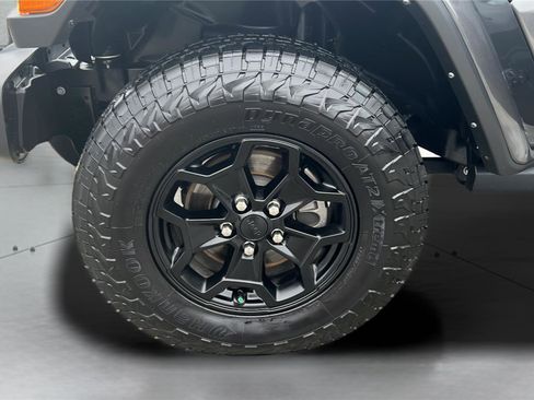 Used 2023 Jeep Gladiator Willys image 22