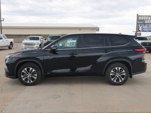 Used 2023 Toyota Highlander XLE AWD/4WD image 3
