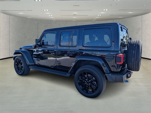 Used 2022 Jeep Wrangler Unlimited Sahara image 5