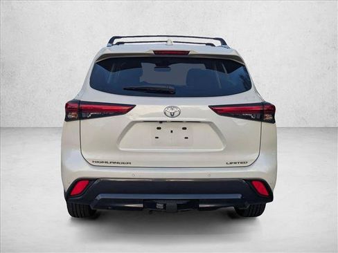 Used 2021 Toyota Highlander Limited FWD image 5