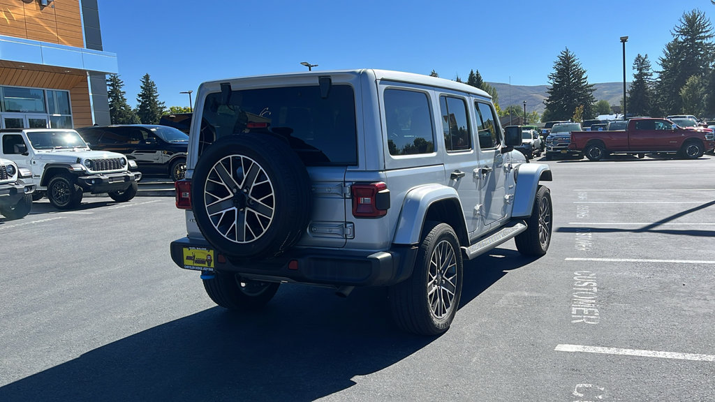Used 2023 Jeep Wrangler Unlimited Sahara w/ Cold Weather Group AWD/4WD image 3