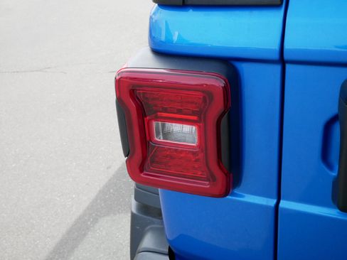 Used 2024 Jeep Wrangler Unlimited Rubicon w/ Technology Group image 17