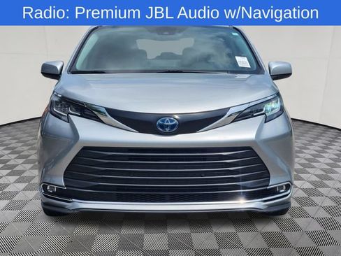 Used 2022 Toyota Sienna XLE FWD image 2