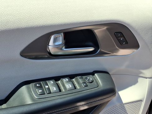 Used 2024 Chrysler Pacifica Touring-L FWD image 16