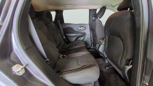 Used 2016 Jeep Cherokee Latitude w/ Cold Weather Group AWD/4WD image 18