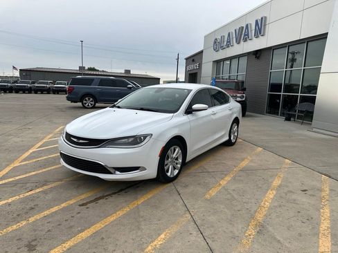 Used 2017 Chrysler 200 Limited Platinum FWD image 3