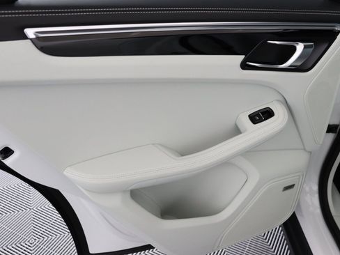 Used 2025 Porsche Macan image 14