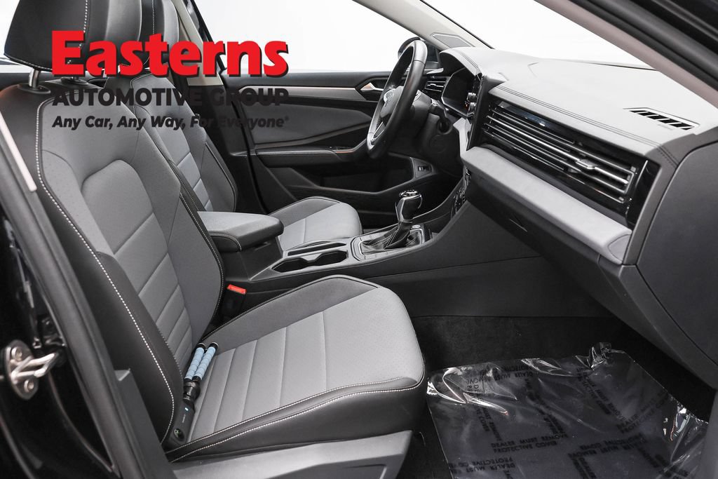 Used 2025 Volkswagen Jetta SE FWD image 24