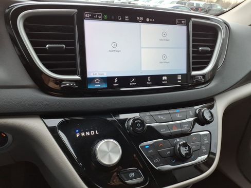 Used 2023 Chrysler Pacifica Touring-L image 17