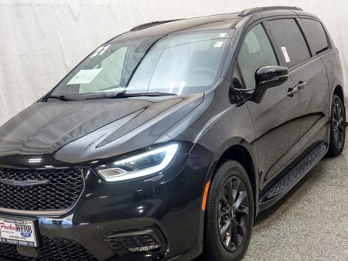 Used 2021 Chrysler Pacifica Touring-L w/ S Appearance Package image 4