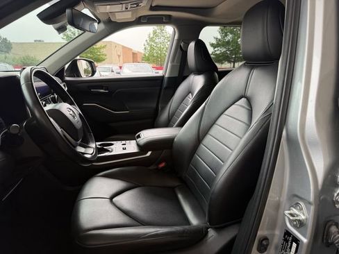 Used 2023 Toyota Highlander XLE FWD image 28