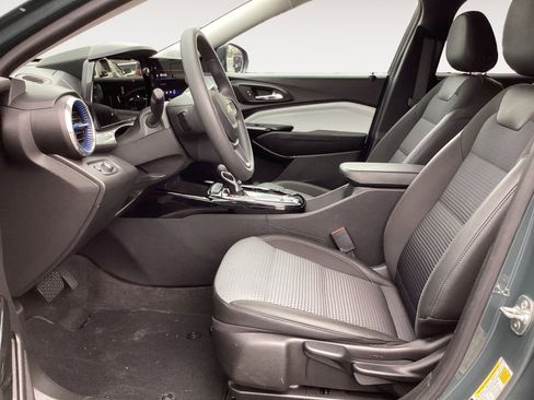 Used 2025 Chevrolet Trax LT FWD image 25