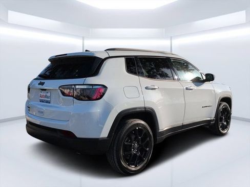 Used 2025 Jeep Compass Latitude w/ Altitude Special Edition AWD/4WD image 3