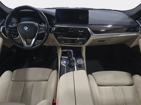 Used 2023 BMW 530e w/ Premium Package image 9