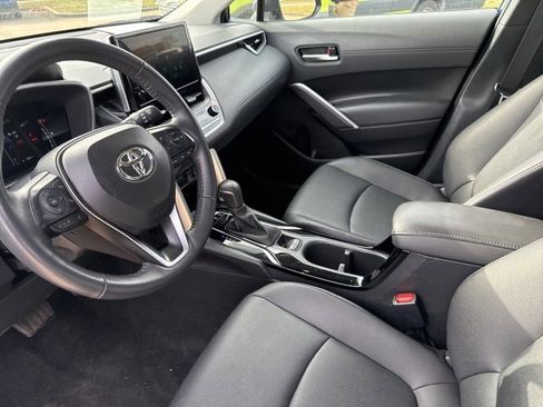 Used 2024 Toyota Corolla Cross XLE image 3