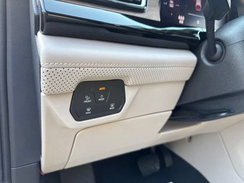 Used 2026 Volkswagen Atlas SE FWD image 18