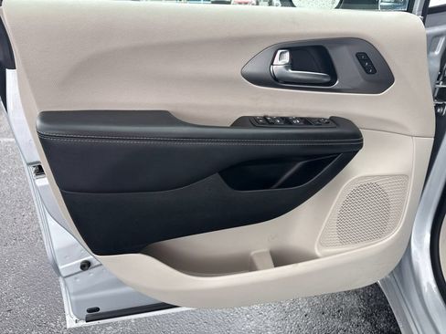 Used 2023 Chrysler Pacifica Touring-L FWD image 11