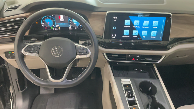 Certified 2025 Volkswagen Atlas SE AWD/4WD image 11