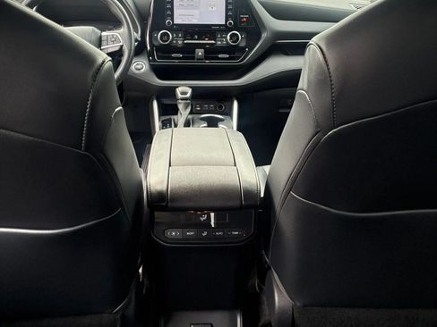 Used 2022 Toyota Highlander XSE FWD image 28