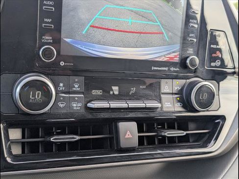 Used 2021 Toyota Highlander LE FWD image 15
