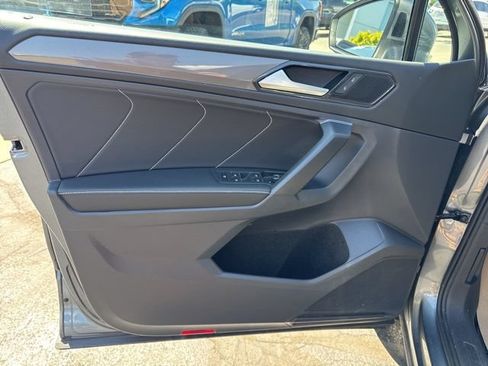 Used 2023 Volkswagen Tiguan SE w/ Panoramic Sunroof Package FWD image 8