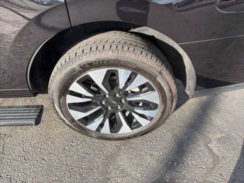 Used 2025 Ford Expedition Platinum w/ Driver's Package image 24