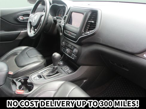 Used 2019 Jeep Cherokee Latitude Plus w/ Cold Weather Group AWD/4WD image 13
