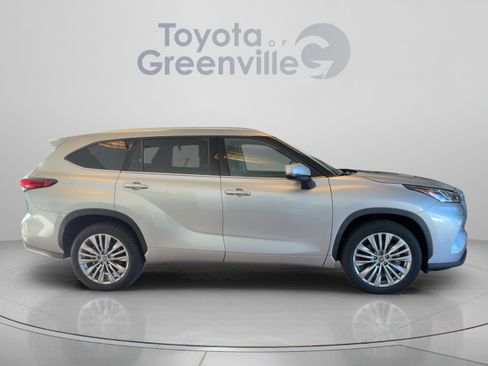 Used 2022 Toyota Highlander Platinum FWD image 7