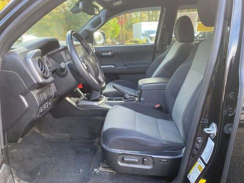 Used 2021 Toyota Tacoma TRD Off-Road w/ Technology Package image 12