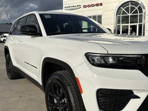 New 2025 Jeep Grand Cherokee Altitude image 18