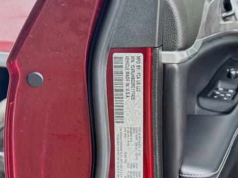 Used 2024 Jeep Grand Cherokee Limited w/ Luxury Tech Group II image 33