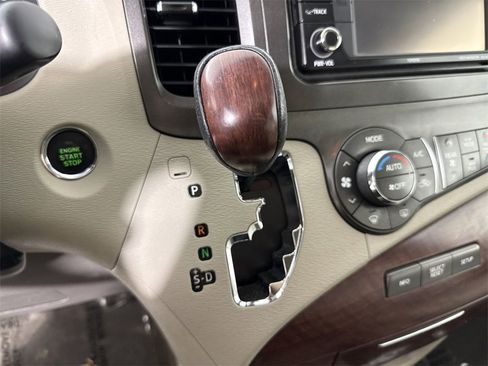 Used 2014 Toyota Sienna XLE image 32