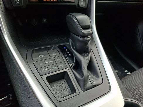 Used 2019 Toyota RAV4 LE AWD/4WD image 14