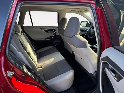 Used 2022 Toyota RAV4 XLE image 18