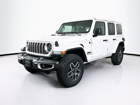 Used 2025 Jeep Wrangler Unlimited Sahara AWD/4WD image 3