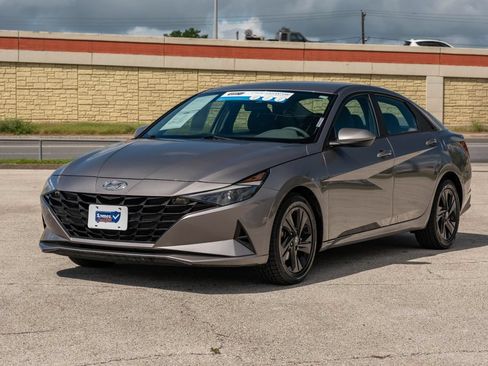 Used 2023 Hyundai Elantra SEL w/ Cargo Package FWD image 4