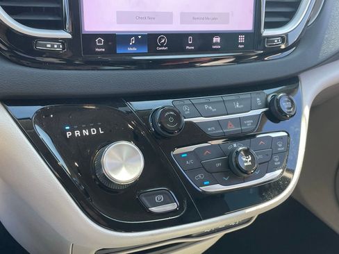 Used 2023 Chrysler Pacifica Touring-L image 6