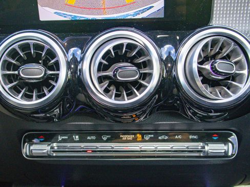 Used 2022 Mercedes-Benz GLB 250 GLB 250 image 21