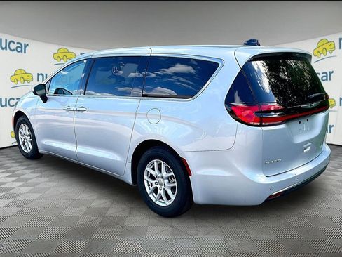 Used 2023 Chrysler Pacifica Touring-L FWD image 3