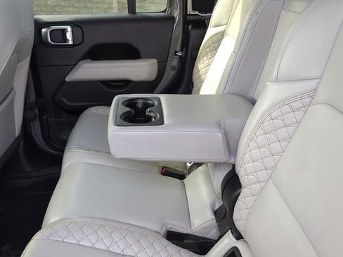 Used 2022 Jeep Gladiator Overland image 11