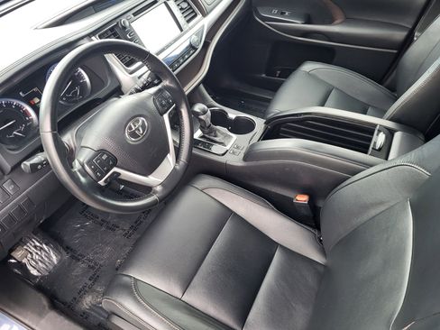 Used 2017 Toyota Highlander XLE image 12
