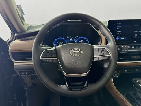 Used 2025 Toyota Grand Highlander AWD image 12