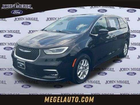 Used 2024 Chrysler Pacifica Touring-L FWD image 1