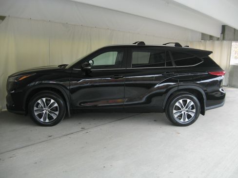 Used 2023 Toyota Highlander XLE image 28