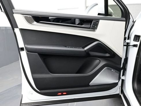 Used 2025 Porsche Cayenne Turbo image 7