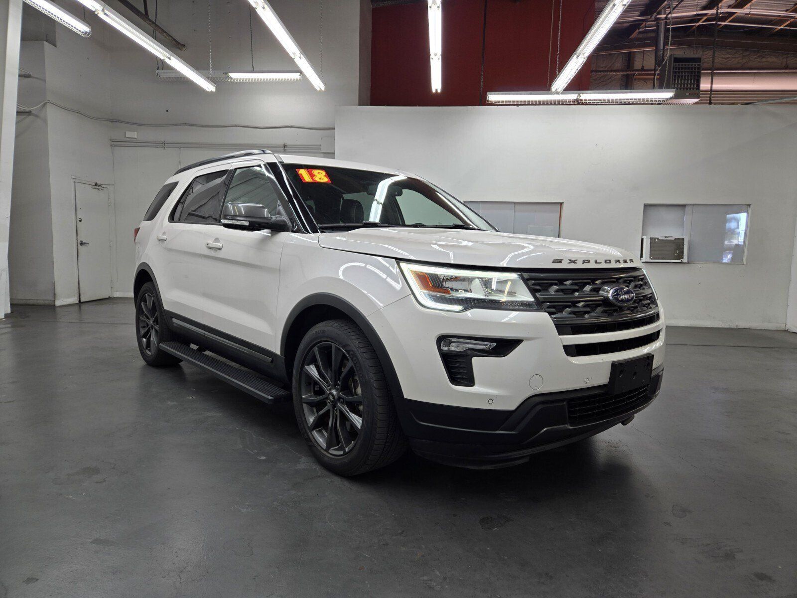 Used 2018 Ford Explorer XLT w/ Equipment Group 202A AWD/4WD image 4