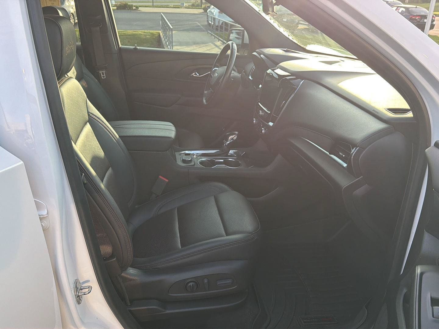 Used 2022 Chevrolet Traverse High Country FWD image 14
